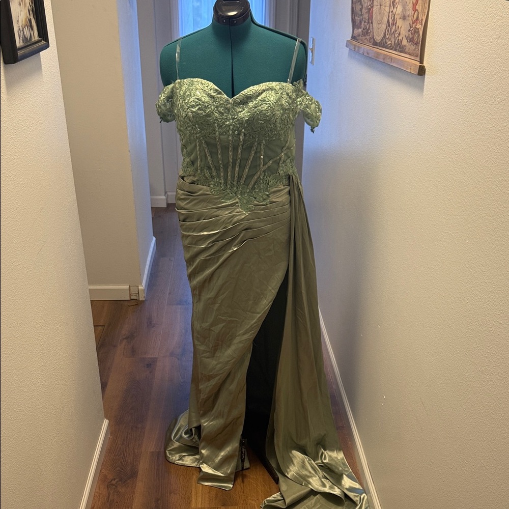 Elegant Green Off-Shoulder Evening Gown